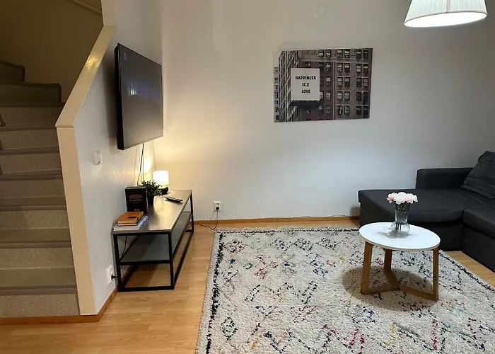 شقة 3 Bedroom With Sauna And Balcony *